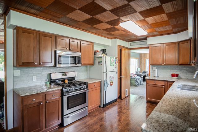 404 E Pickwick Drive, Syracuse, IN 46567