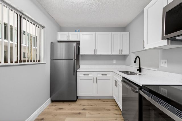 5430 Las Verdes Circle, Delray Beach, FL 33484