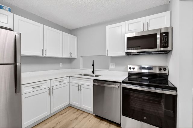 5430 Las Verdes Circle, Delray Beach, FL 33484