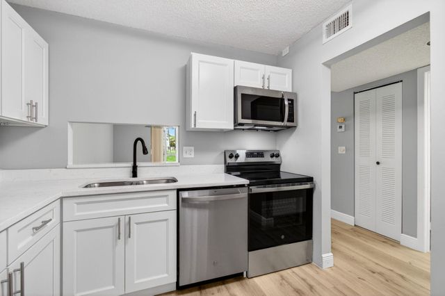 5430 Las Verdes Circle, Delray Beach, FL 33484