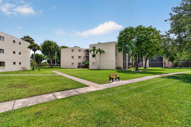 5430 Las Verdes Circle, Delray Beach, FL 33484