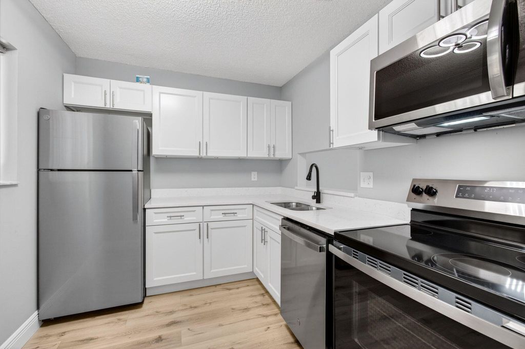 5430 Las Verdes Circle, Delray Beach, FL 33484