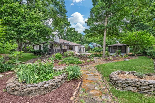 2039 Castleman Dr, Nashville, TN 37215