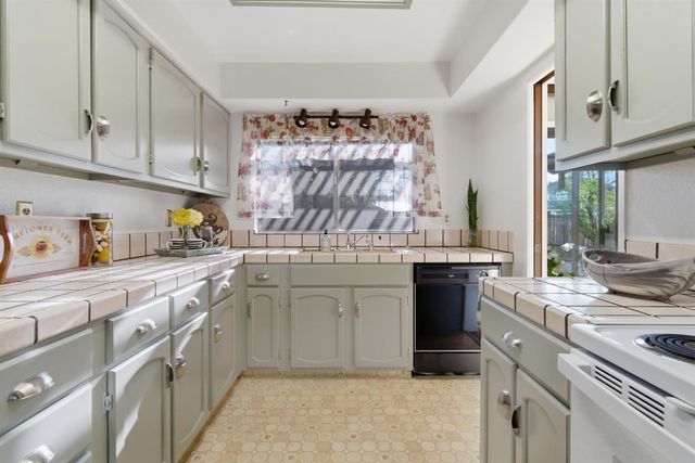 930 Kapareil Dr, Tracy, CA 95376