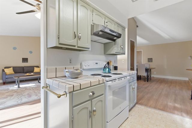 930 Kapareil Dr, Tracy, CA 95376