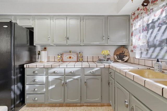 930 Kapareil Dr, Tracy, CA 95376