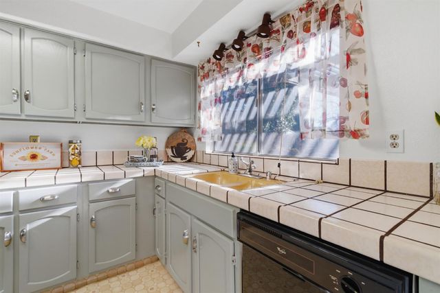 930 Kapareil Dr, Tracy, CA 95376