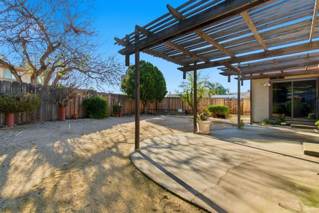 930 Kapareil Dr, Tracy, CA 95376