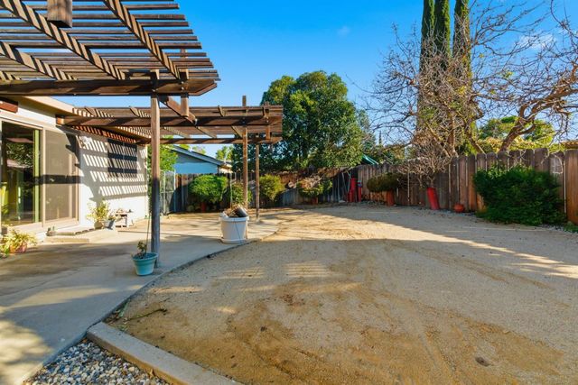 930 Kapareil Dr, Tracy, CA 95376