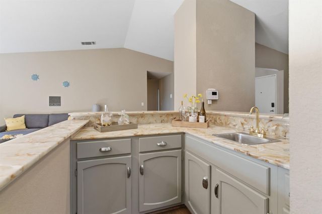 930 Kapareil Dr, Tracy, CA 95376