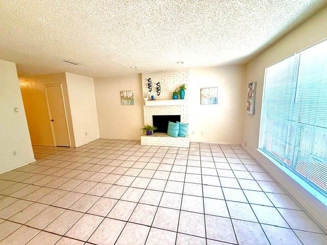 627 Overlook Court, Arlington, TX 76012