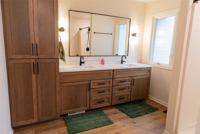 1262 Iowa Street, Pella, IA 50219