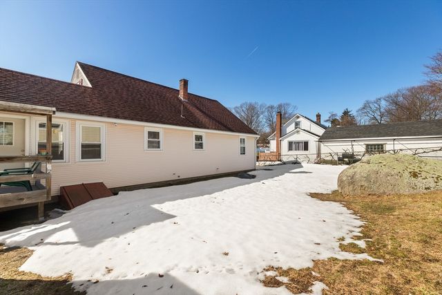 105 Columbia Rd, Lowell, MA 01854