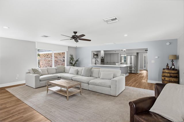 15 NE Wedgewood Lane, Fort Walton Beach, FL 32547