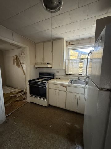 9122 S La Salle Street, Chicago, IL 60620