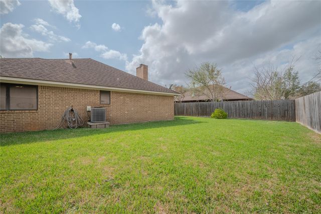 1513 Crestmont Street, Wharton, TX 77488