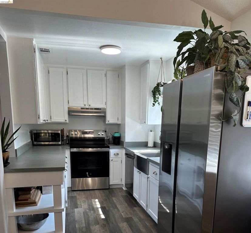 Image 3 of property listing at 1164 MAYWOOD LN., Martinez, CA 94553