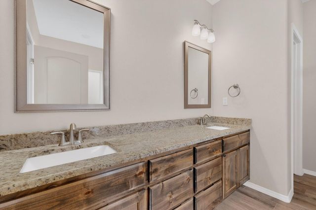 621 Primrose Avenue SW, Los Lunas, NM 87031
