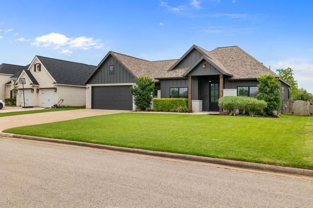 459 Green Meadows Drive, West Columbia, TX 77486