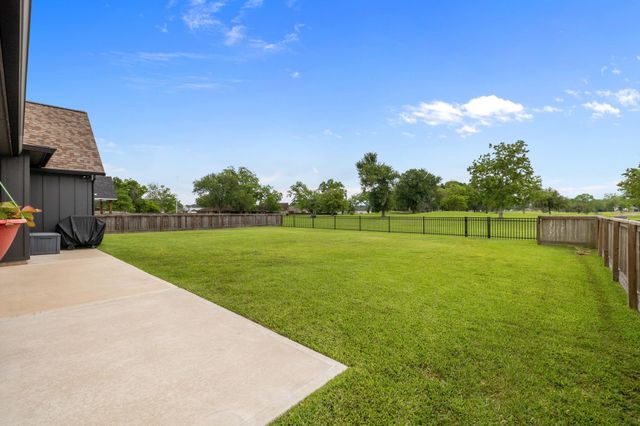 459 Green Meadows Drive, West Columbia, TX 77486