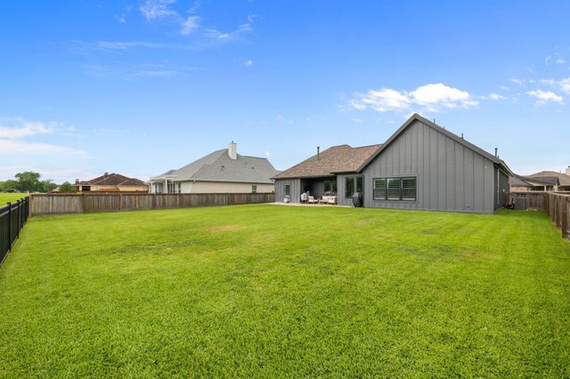 459 Green Meadows Drive, West Columbia, TX 77486