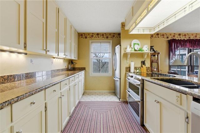 812 High Drive, Excelsior Springs, MO 64024