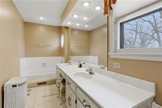 812 High Drive, Excelsior Springs, MO 64024