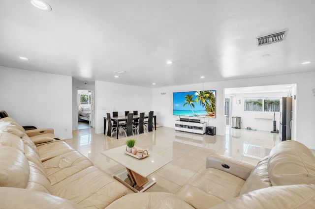 2298 NE 2nd Avenue, Boca Raton, FL 33431