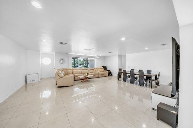 2298 NE 2nd Avenue, Boca Raton, FL 33431