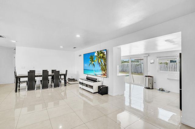 2298 NE 2nd Avenue, Boca Raton, FL 33431