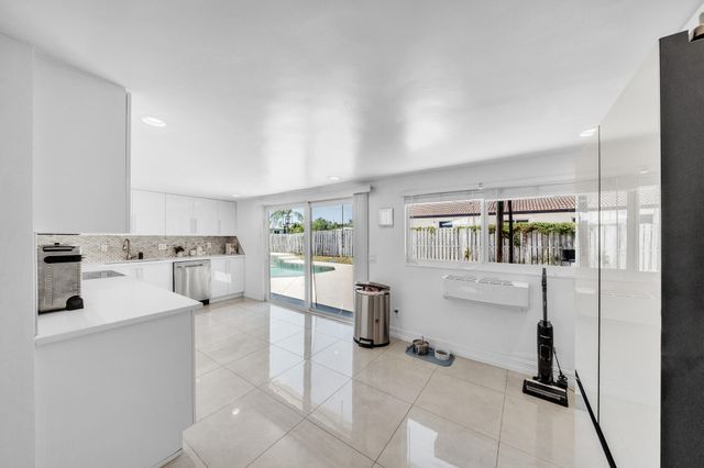 2298 NE 2nd Avenue, Boca Raton, FL 33431