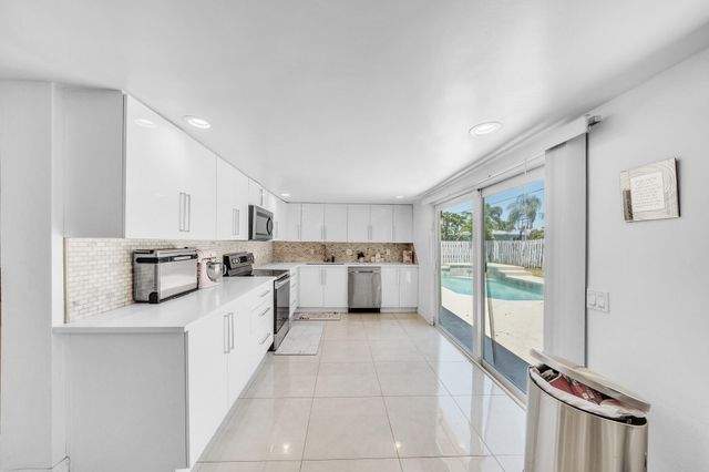 2298 NE 2nd Avenue, Boca Raton, FL 33431