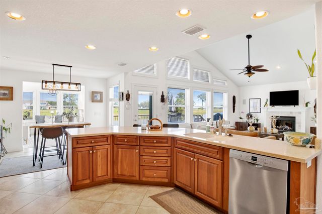 1110 Lionsgate Ln, Gulf Breeze, FL 32563