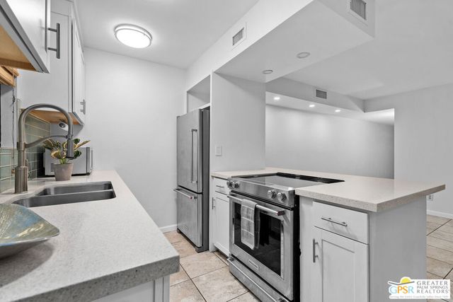 5300 E Waverly Drive H11, Palm Springs, CA 92264