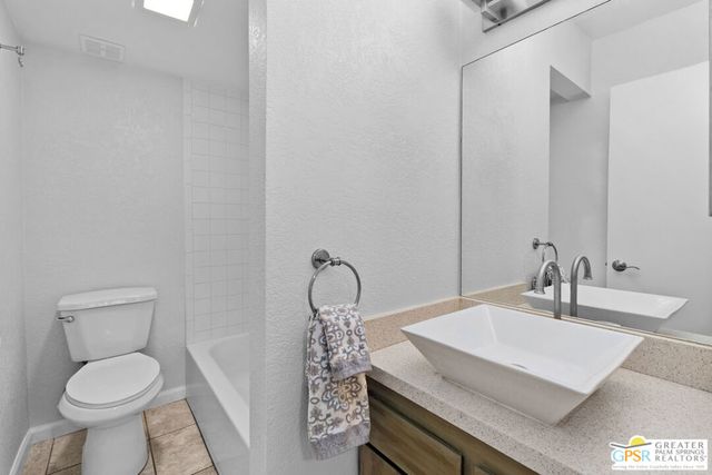 5300 E Waverly Drive H11, Palm Springs, CA 92264