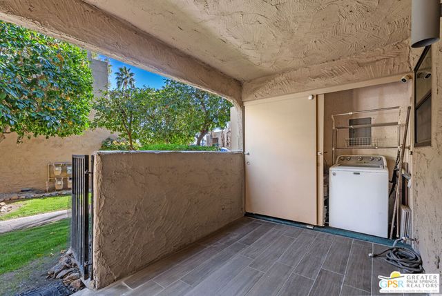 5300 E Waverly Drive H11, Palm Springs, CA 92264