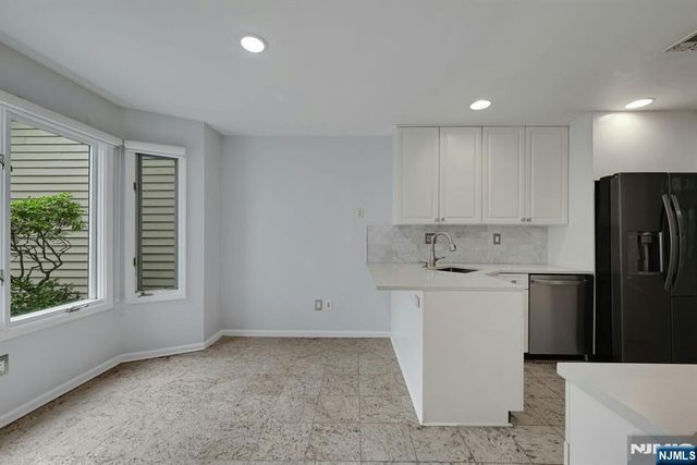 91 Lakeview Drive, Old Tappan, NJ 07675