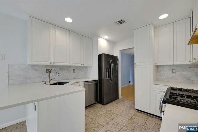 91 Lakeview Drive, Old Tappan, NJ 07675