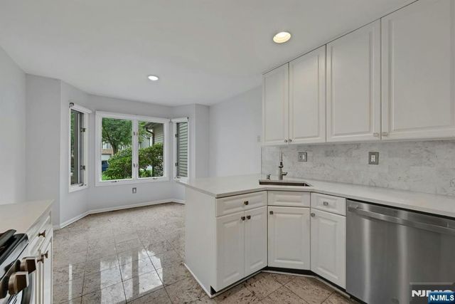 91 Lakeview Drive, Old Tappan, NJ 07675