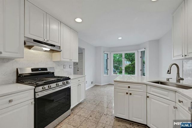 91 Lakeview Drive, Old Tappan, NJ 07675