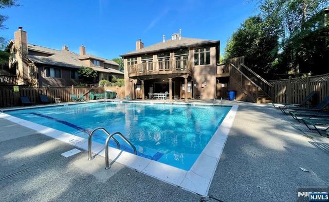 91 Lakeview Drive, Old Tappan, NJ 07675
