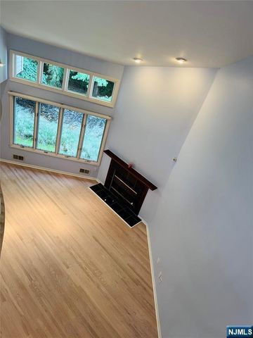 91 Lakeview Drive, Old Tappan, NJ 07675