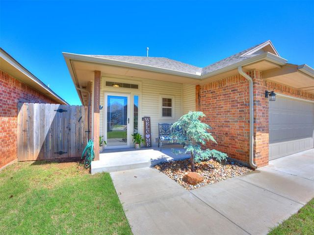 1112 Golden Leaf Drive, Moore, OK 73160