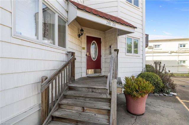 205 Lake DR, Virginia Beach, VA 23451