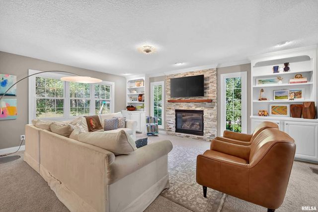 2744 ROSEHILL Avenue, Bettendorf, IA 52722