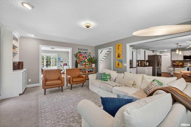 2744 ROSEHILL Avenue, Bettendorf, IA 52722