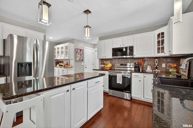 2744 ROSEHILL Avenue, Bettendorf, IA 52722