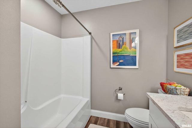 2744 ROSEHILL Avenue, Bettendorf, IA 52722