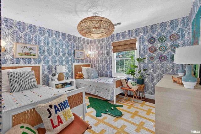 2744 ROSEHILL Avenue, Bettendorf, IA 52722