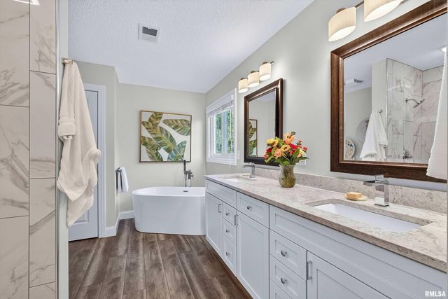 2744 ROSEHILL Avenue, Bettendorf, IA 52722